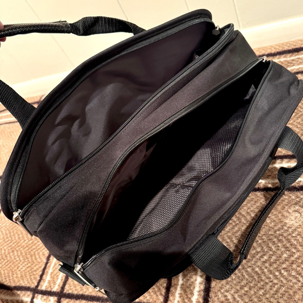 Leed’s Executive 17” Laptop Briefcase - Picture 4 of 14